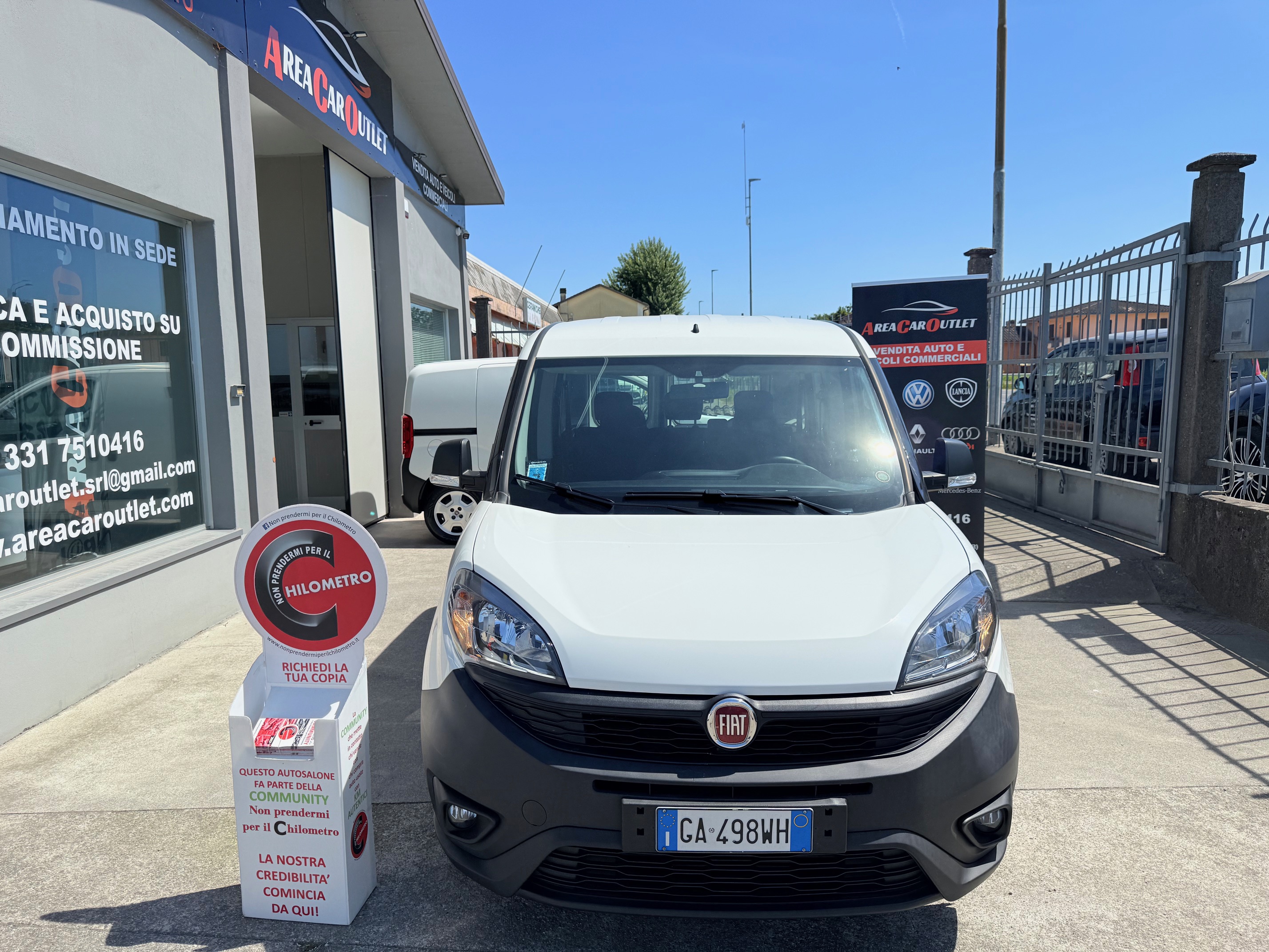https://areatruckself.s3.amazonaws.com/uploads/car_image/image/5245/IMG_2014.jpg